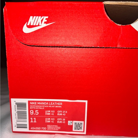 Gently Used Nike Men’s Boots. - Picture 10 of 10
